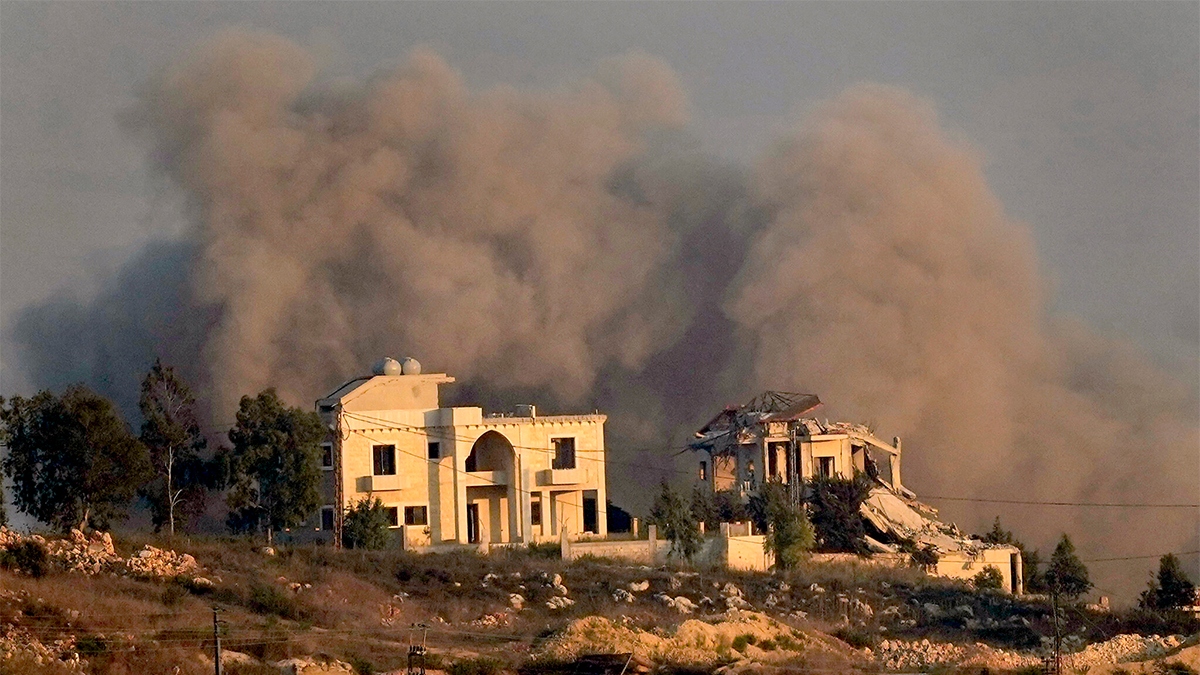 Khói bốc lên từ vị trí ở thị trấn Khiam, miền nam Lebanon sau khi Israel không kích  - Ảnh: AFP