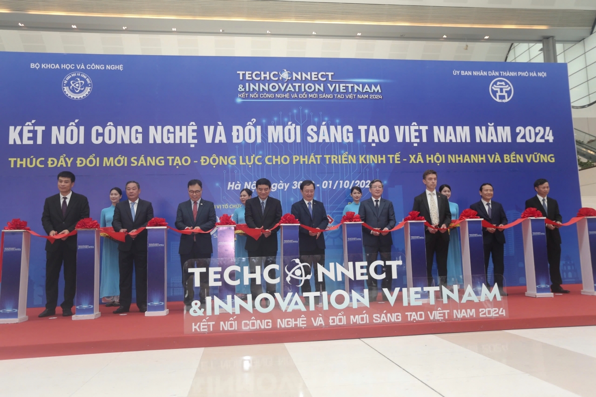 Các đại biểu cắt băng khai mạc sự kiện kết nối công nghệ và đổi mới sáng tạo Việt Nam 2024