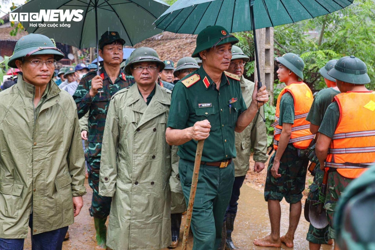 Lieutenant General Pham Hong Chuong, Commander of Military Region 2, and Dang Xuan Phong, Secretary of the Lao Cai Provincial Party Committee, rush to the scene to direct the search for victims.