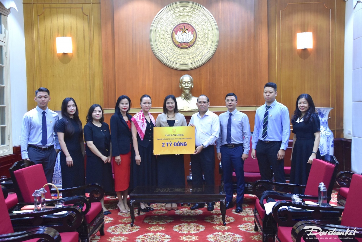 Phó Chủ tịch Hoàng Công Thủy tiếp nhận số tiền ủng hộ đồng bào vùng bão lũ. Ảnh: Báo Đại Đoàn kết