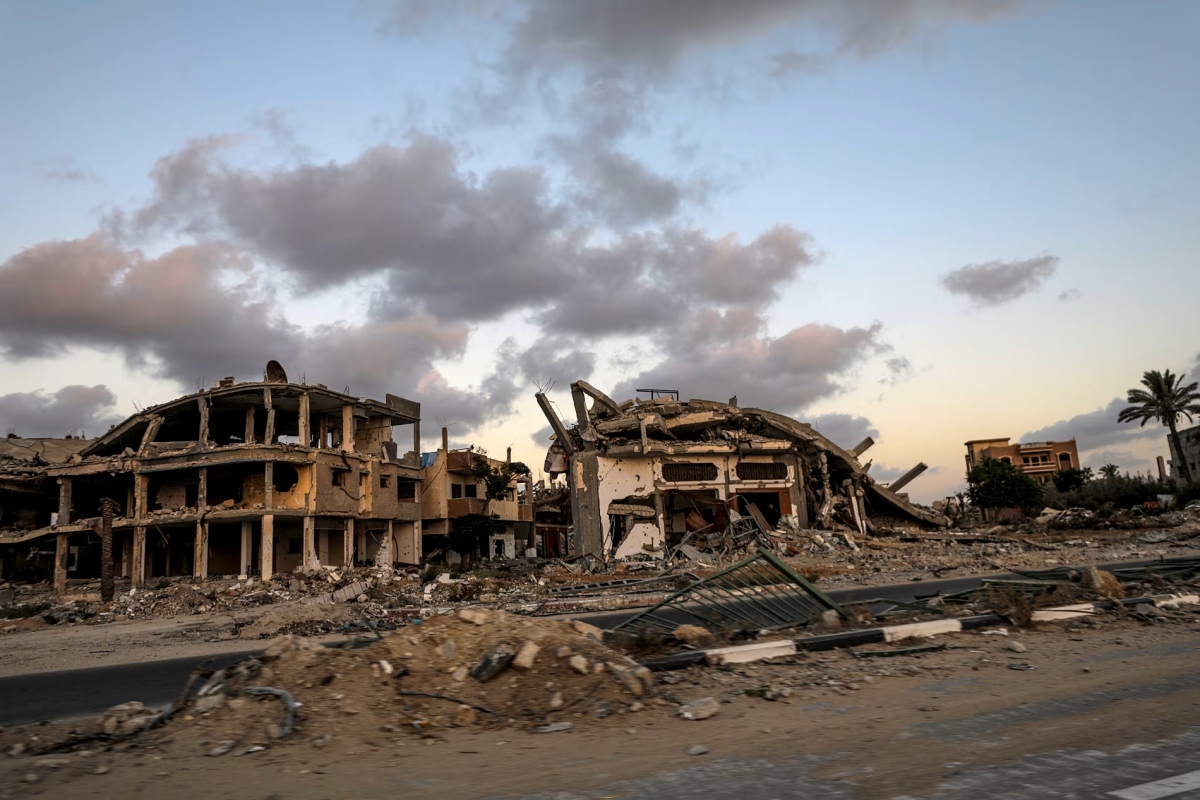 Thêm một tòa nhà vừa bị phá hủy ở Gaza (Ảnh: EPA)