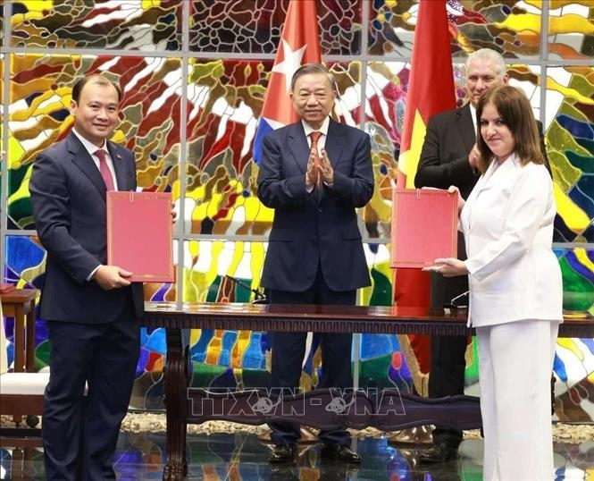 Tổng Bí thư, Chủ tịch nước Tô Lâm và Bí thư thứ nhất Đảng Cộng sản Cuba, Chủ tịch Cuba Miguel Diaz Canel Bermudez chứng kiến Lễ ký kết văn kiện hợp tác giữa Tạp chí Cộng sản với Tạp chí Cuba Xã hội chủ nghĩa. Ảnh: Lâm Khánh/TTXVN