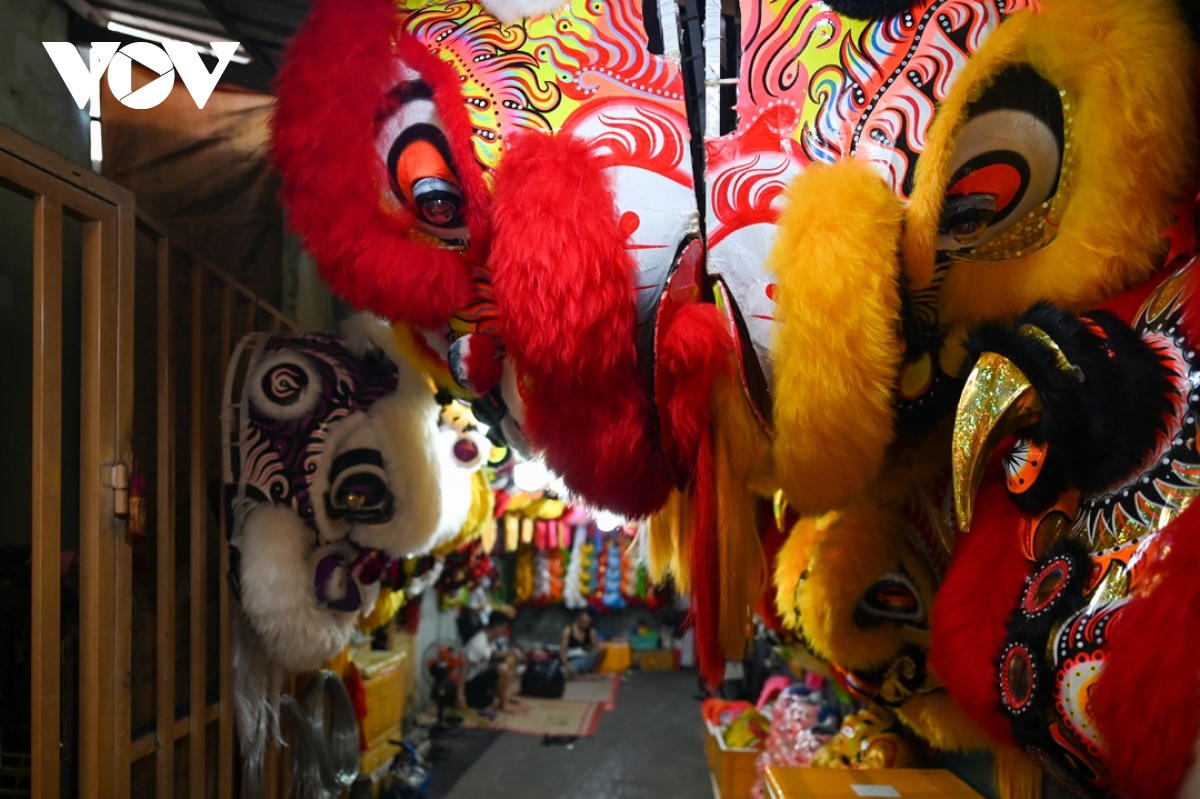 Red and yellow are the two main colours of lion heads, symbolizing luck, fortune and prosperity, along with other colours such as green, blue, orange, pink and purple.