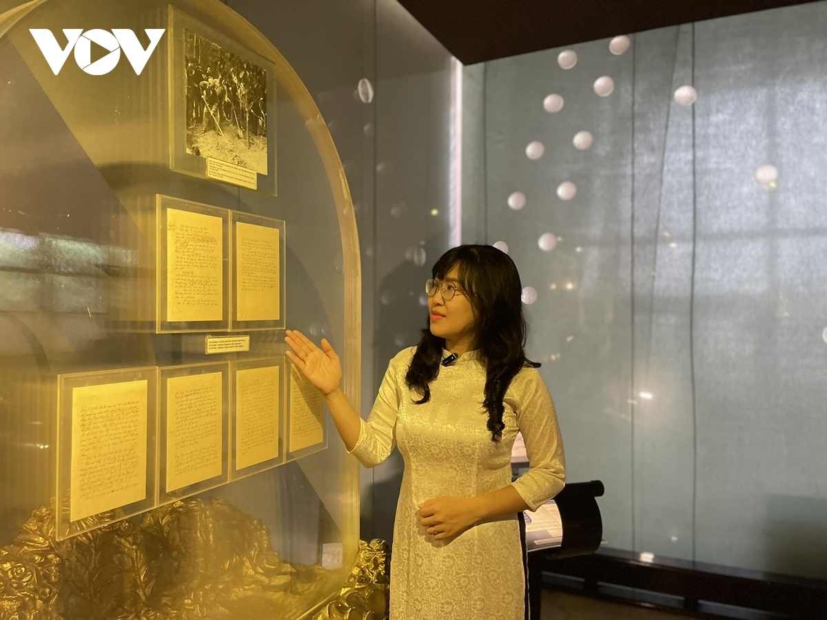 A curator introduces the six complete handwritten pages of the Testament.