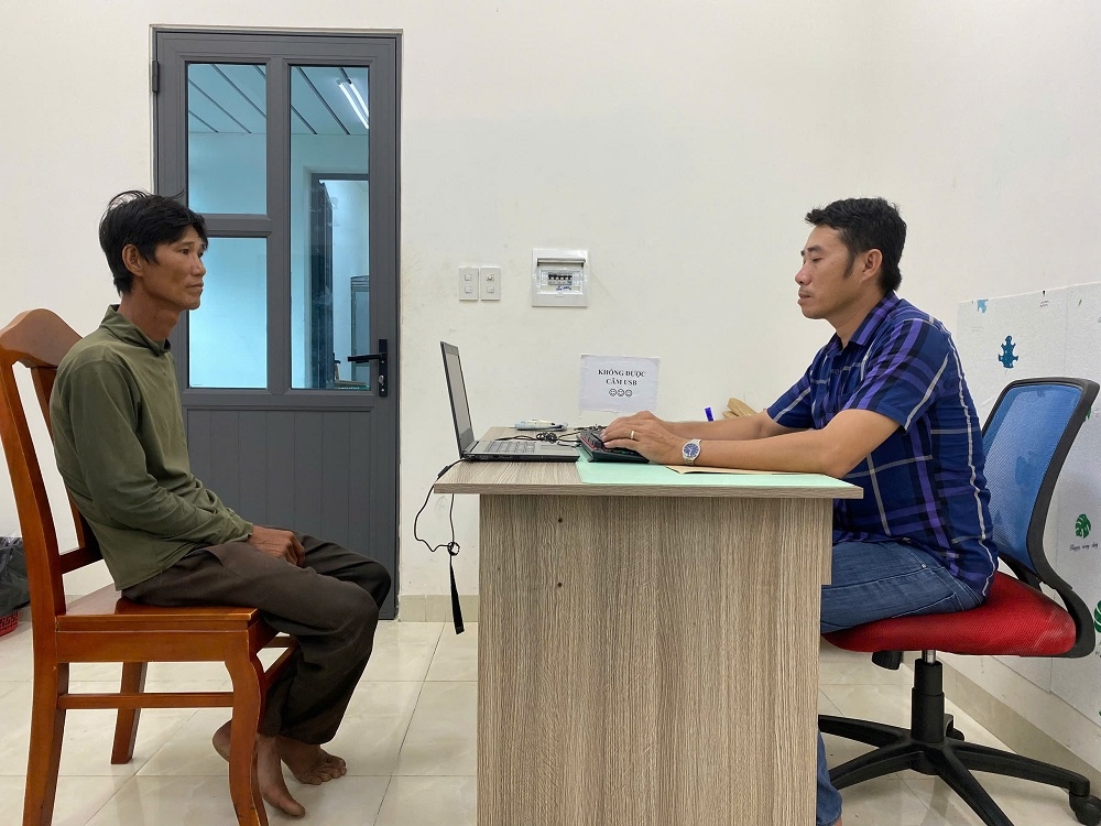  Nguyễn Quốc Hùng (trái) tại cơ quan công an. Ảnh: CABT