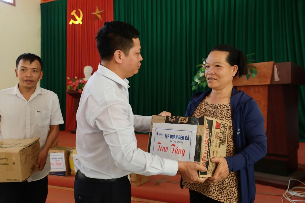Những món quà nhỏ làm ấm lòng bà con vùng lũ.