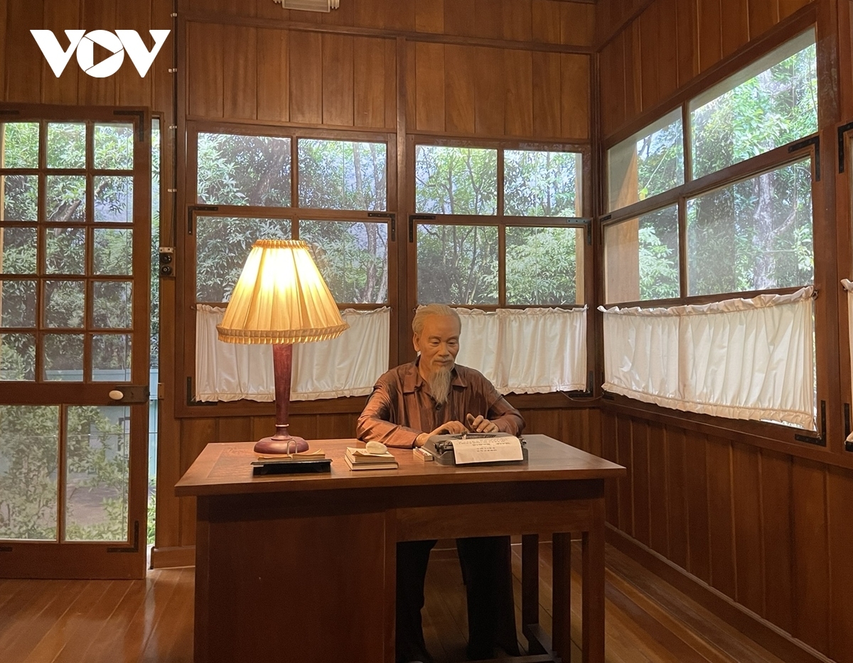 At the Ho Chi Minh Memorial Hall, there is a 3D space simulating the image of the president sitting and drafting his Testament in his office at the Presidential Palace.