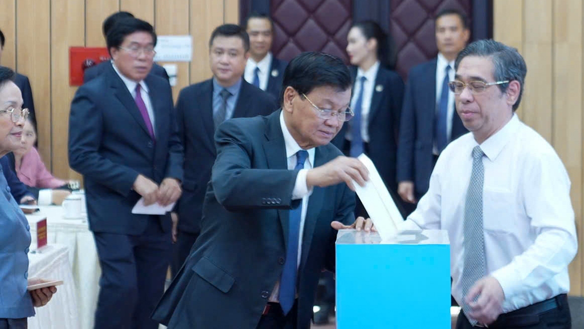 Tổng Bí thư, Chủ tịch nước Lào Thongloun Sisoulith ủng hộ đồng bào các tỉnh miền Bắc bị thiệt hại cho bão số 3 (ảnh Q.H)