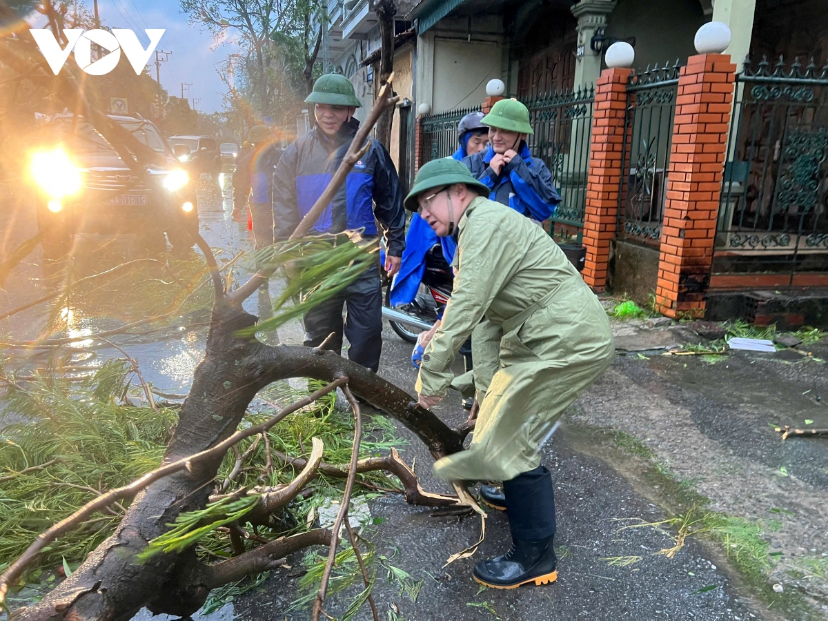 Though Yagi weakens and travels past Quang Ninh, it is bringing heavy to the locality.