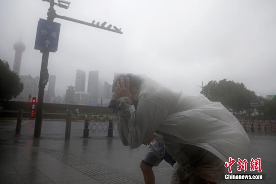 Bão Bebinca gây ra mưa to, gió lớn khi đổ bộ thành phố Thượng Hải hôm 16/9. Ảnh: Chinanews