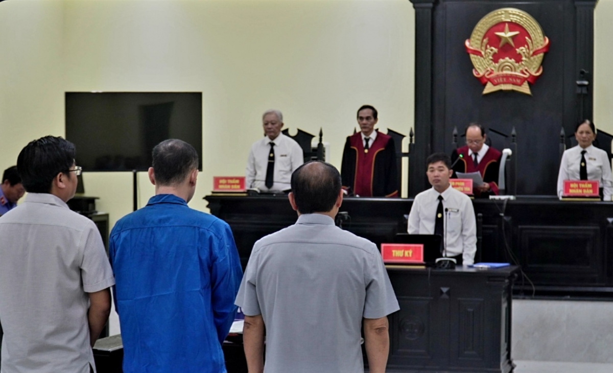 Ba bị cáo tại Tòa.