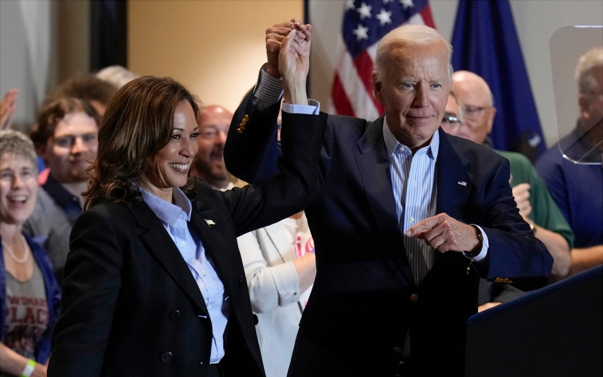 Tổng thống Biden (phải) và ứng viên Harris tại sự kiện vận động tranh cử ở bang Pennsylvania ngày 2/9. Ảnh: AP.