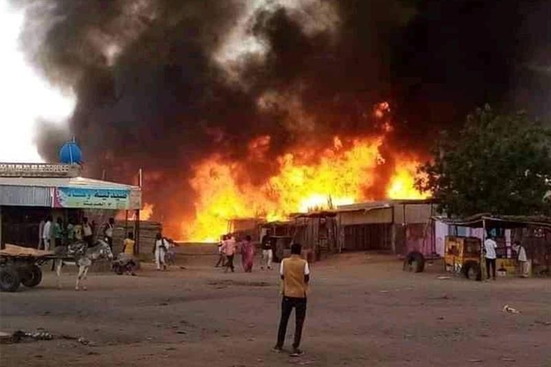 Giao tranh khiến một khu chợ tại El-Fasher, Darfur bị bốc cháy. Ảnh: AFP