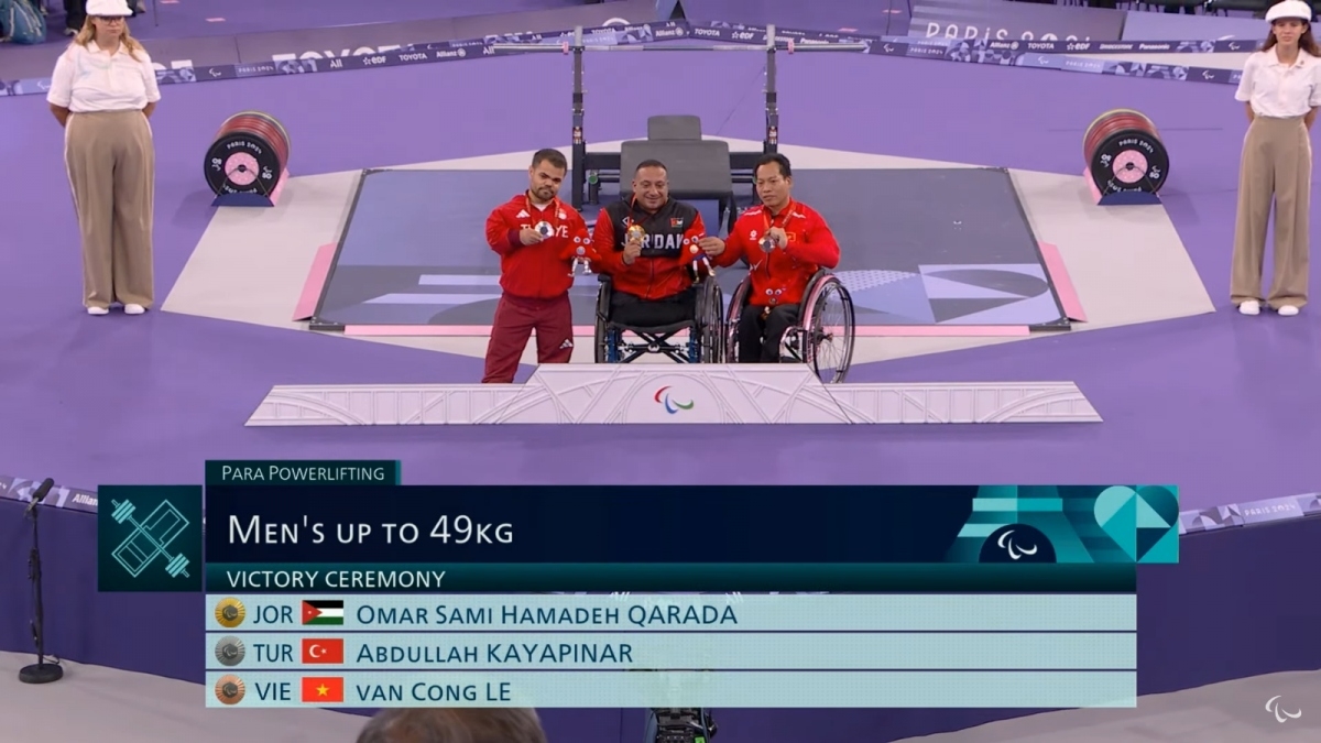 Powerlifter Le Van Cong (first from right) brings home a bronze medal for Vietnam in the men's up to 49kg at the Paris Paralympics 2024