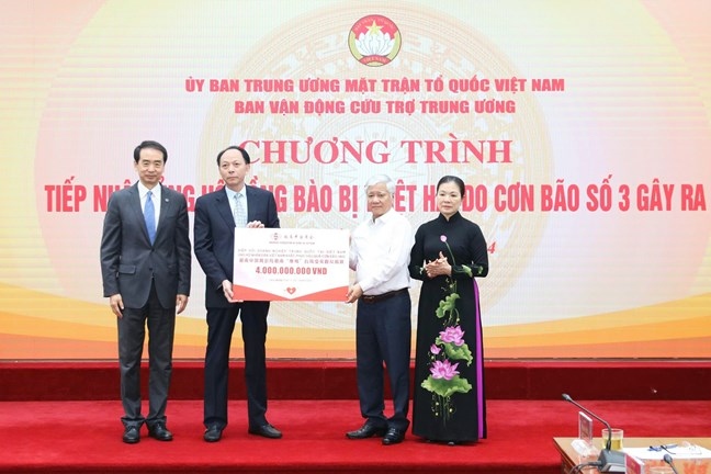 Chủ tịch Ủy ban Trung ương MTTQ Việt Nam Đỗ Văn Chiến tiếp nhận ủng hộ từ Hiệp hội Doanh nghiệp Trung Quốc tại Việt Nam trước sự chứng kiến của ông Hà Vĩ, Đại sứ đặc mệnh toàn quyền nước Cộng hòa Nhân dân Trung Hoa tại Việt Nam