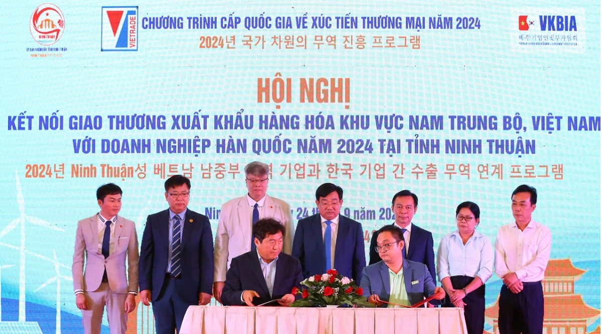 Lễ ký kết hợp tác giữa doanh nghiệp Hàn Quốc và các doanh nghiệp khu vực Nam Trung Bộ. (Ảnh: B.H)