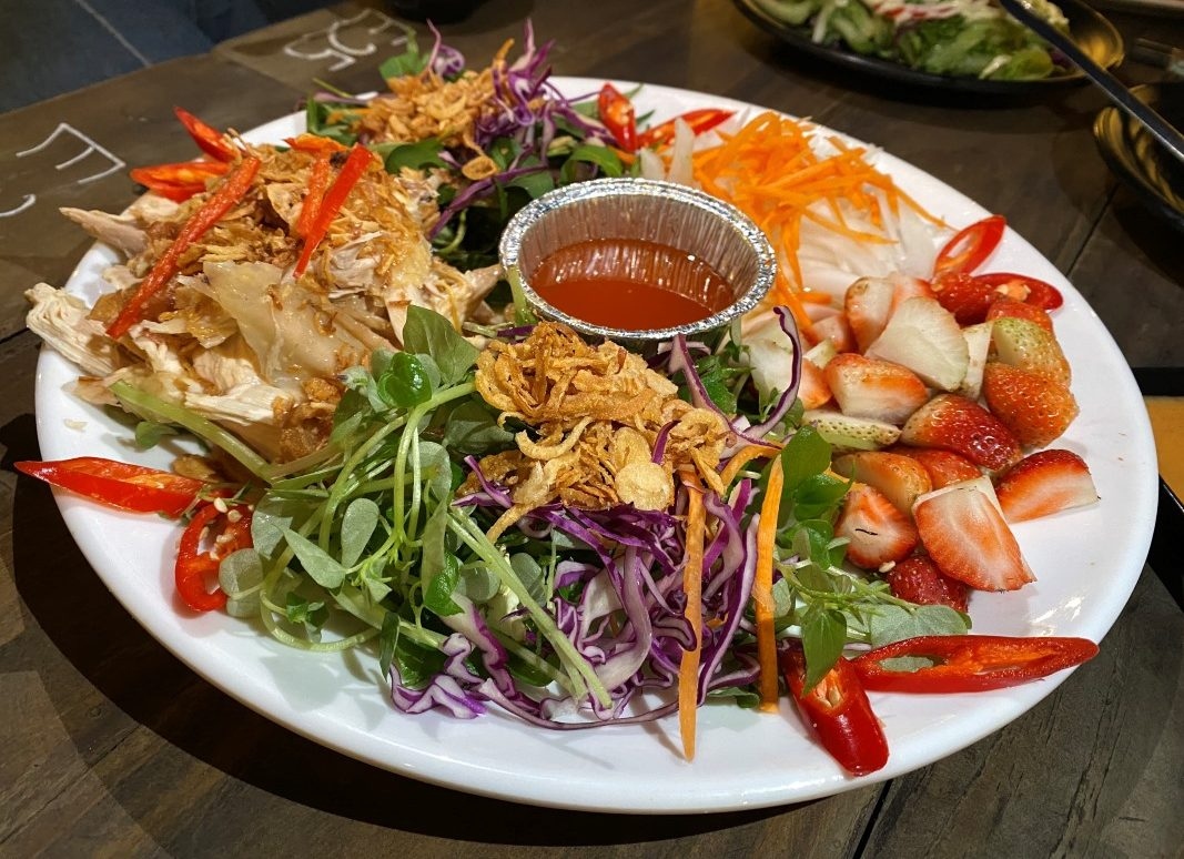 A colorful dish of strawberry chicken salad (Photo: The Ky)