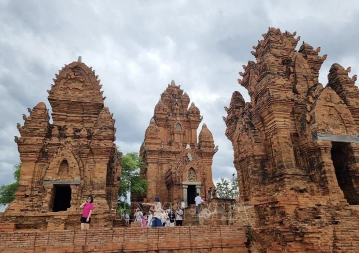 Tourists visit Po Klong Garai tower in Ninh Thuan province's Phan Rang-Thap Cham city (Photo: VNA)