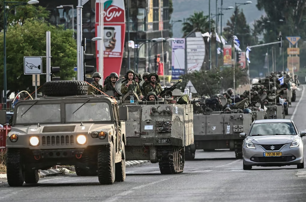Lính Israel đi tuần dọc biên giới giáp Lebanon hôm 22/9. Ảnh: Getty