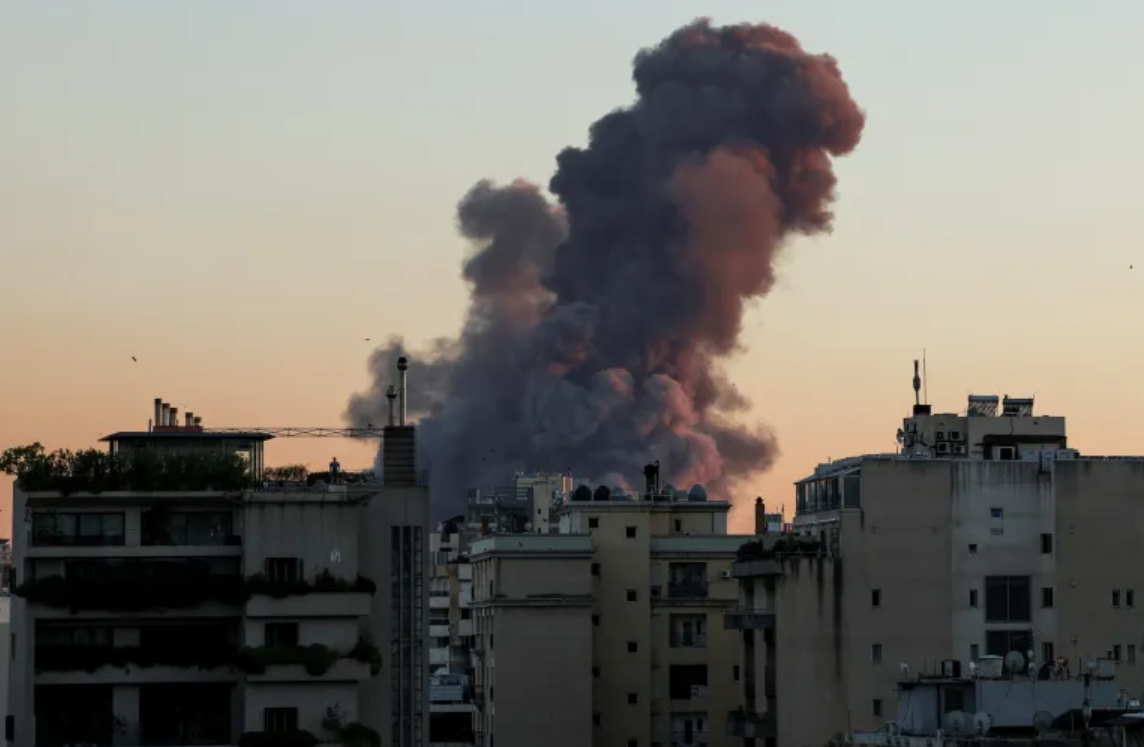 Khói bốc lên tại một vùng ngoại ô Beirut (Lebanon) sau một vụ tấn công của Israel ngày 27/9. Ảnh: Reuters