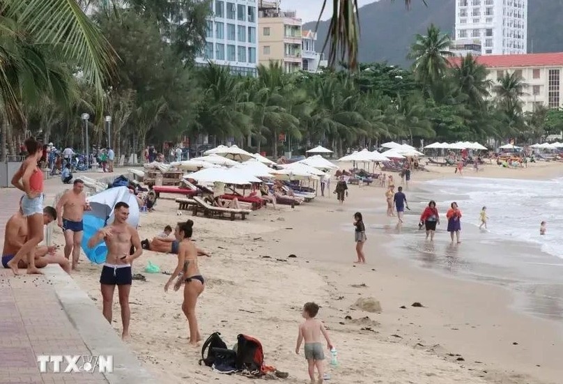 Russian tourists on Nha Trang beach (Photo: VNA)