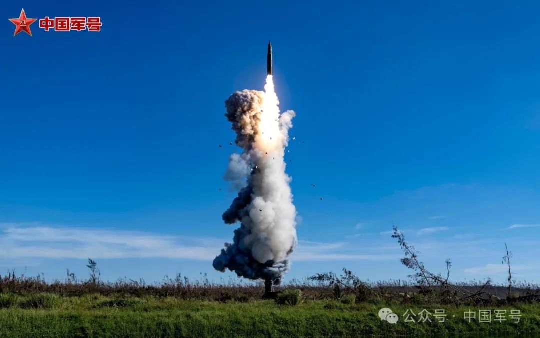 Một trong 4 bức ảnh về vụ phóng tên lửa ICBM đầu tiên sau 44 năm của Trung Quốc đăng trên tài khoản WeChat chính thức của Trung tâm Báo chí và truyền thông Quân giải phóng nhân dân Trung Quốc sáng 26/9.