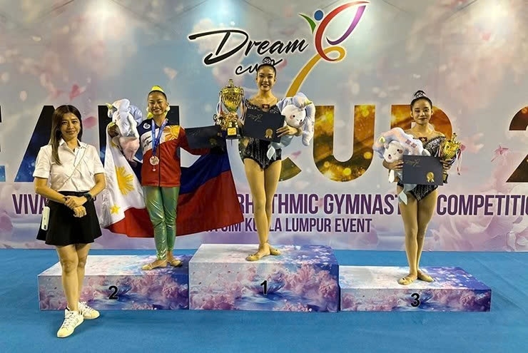 Nguyen Nhu Hong clinches two gold medals in the junior individual and all-around categories. (Photo: Le Thy)