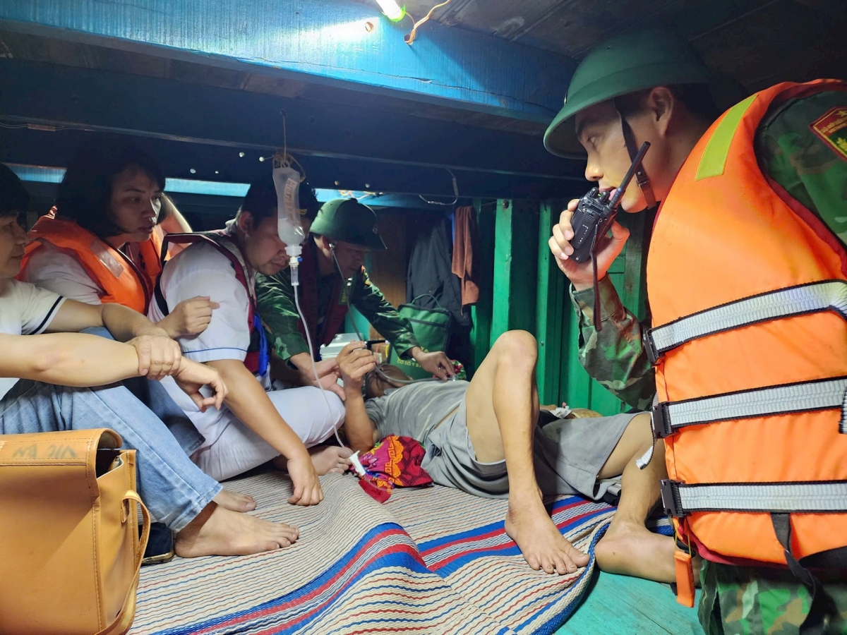 Đồn Biên phòng Cát Hải phối hợp với cán bộ Bệnh viện Đa khoa Đôn Lương cấp cứu kịp thời nạn nhân.