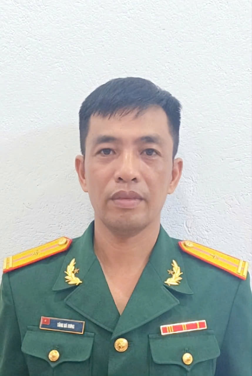 Đồng chí Tăng Bá Hưng là lái xe thuộc Trung đội 2, Đại đội 1, Lữ đoàn vận tải 653, Cục Hậu cần Quân khu 3 (Ảnh: Cục Tuyên huấn)