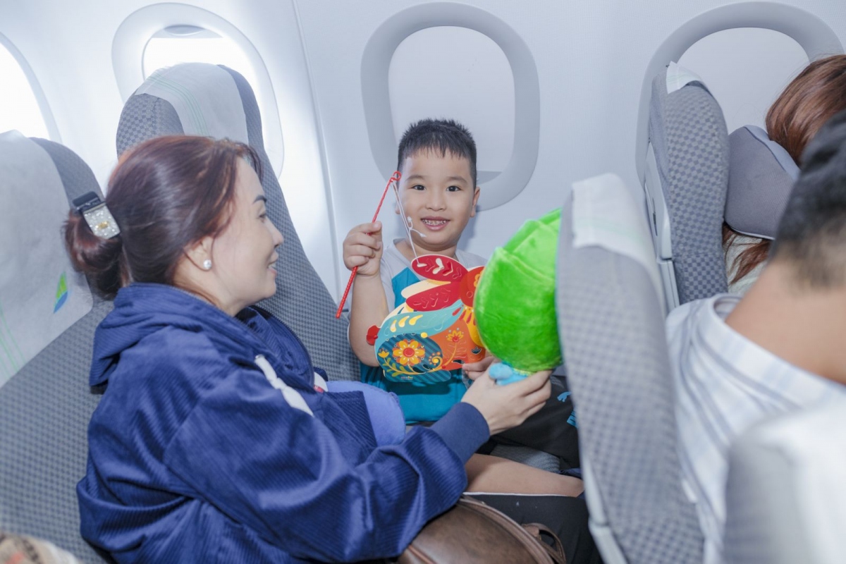 Những chiếc đèn lồng giấy nhỏ xinh, mascot bé Măng đại diện Bamboo Airways là những món quà được Bamboo Airways chuẩn bị và gửi gắm đến cho các “hành khách nhí” trên chuyến bay đặc biệt mùa trung thu.