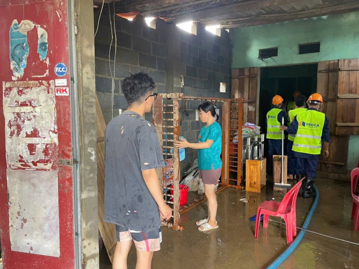 Hỗ trợ người dân dọn dẹp nhà cửa sau bão lũ ngổn ngang.