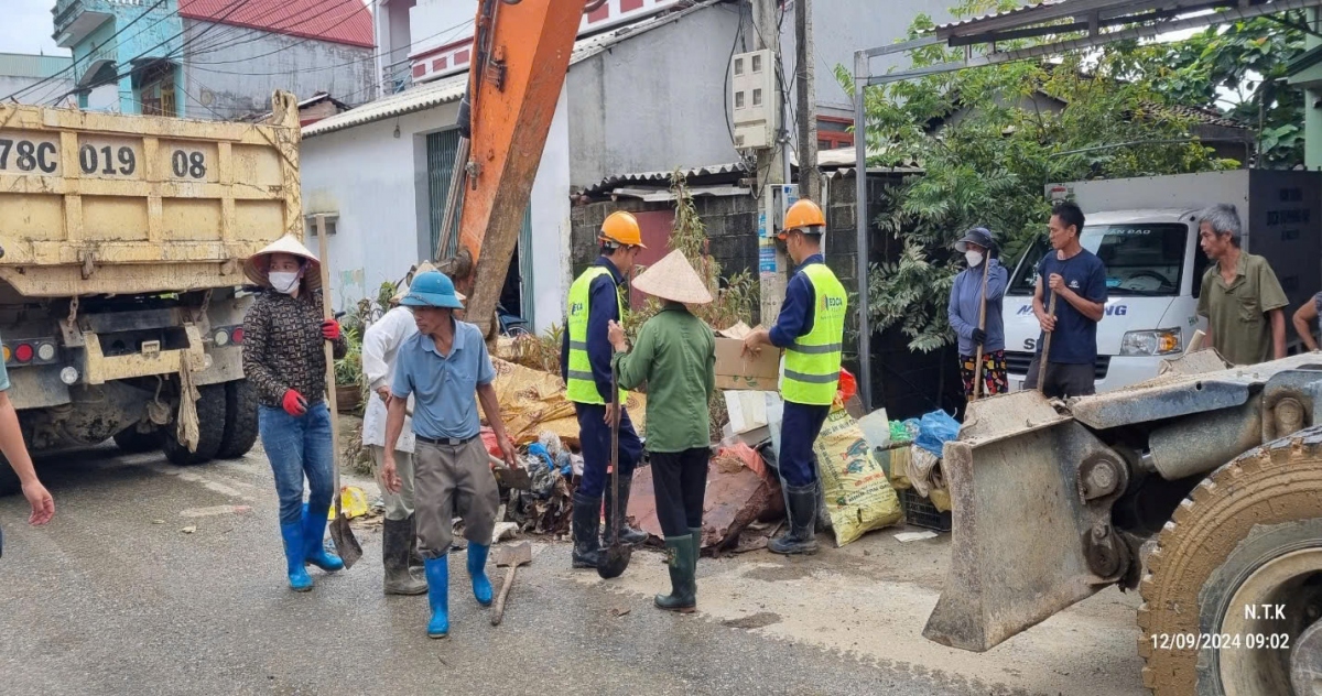 Giúp dân dọn dẹp đổ nát sau bão số 3.