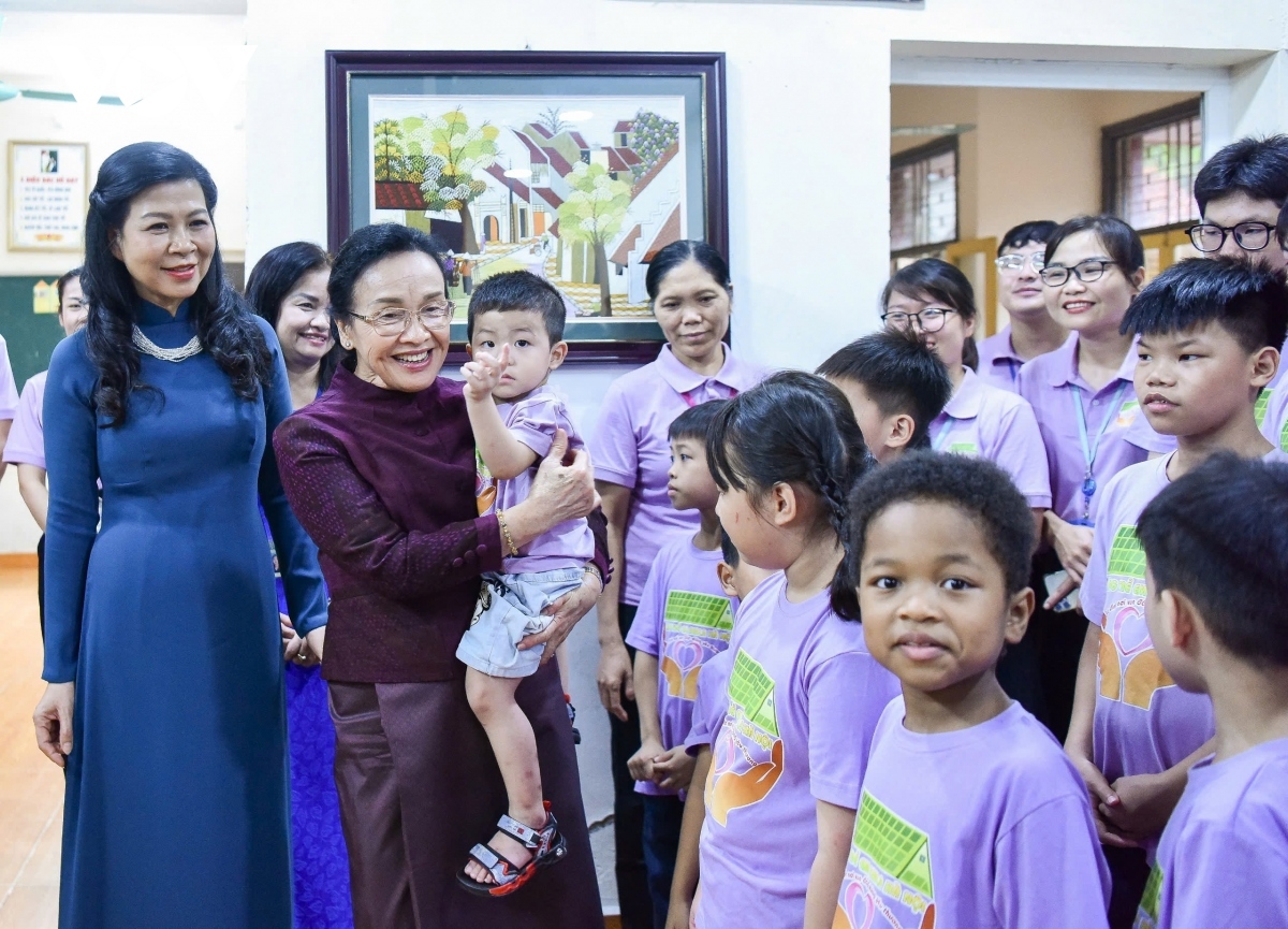 Trong khuôn khổ chuyến thăm, chiều 10/9 tại Hà Nội, phu nhân Tổng Bí thư, Chủ tịch nước Tô Lâm, bà Ngô Phương Ly và phu nhân Tổng Bí thư, Chủ tịch nước Lào Thongloun Sisoulith, bà Naly Sisoulith đã đến thăm Làng trẻ em Birla, Hà Nội.  Sau hơn 30 năm hoạt động, Làng trẻ em Birla Hà Nội đã tiếp nhận hơn 500 lượt trẻ có hoàn cảnh đặc biệt vào chăm sóc, nuôi dưỡng, các em được học tập và tham gia các phong trào văn hóa, văn nghệ, thể dục, thể thao; tư vấn hướng nghiệp, kết nối việc làm để các em ổn định cuộc sống, tái hòa nhập cộng đồng.