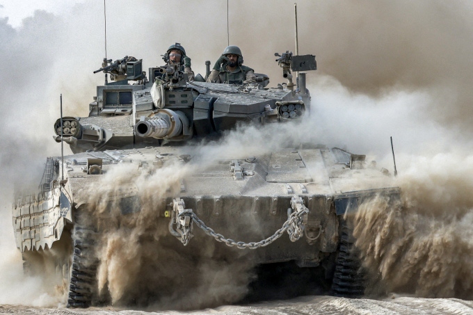 Xe tăng Israel di chuyển gần khu vực biên giới Dải Gaza hồi tháng 7. Ảnh: AFP