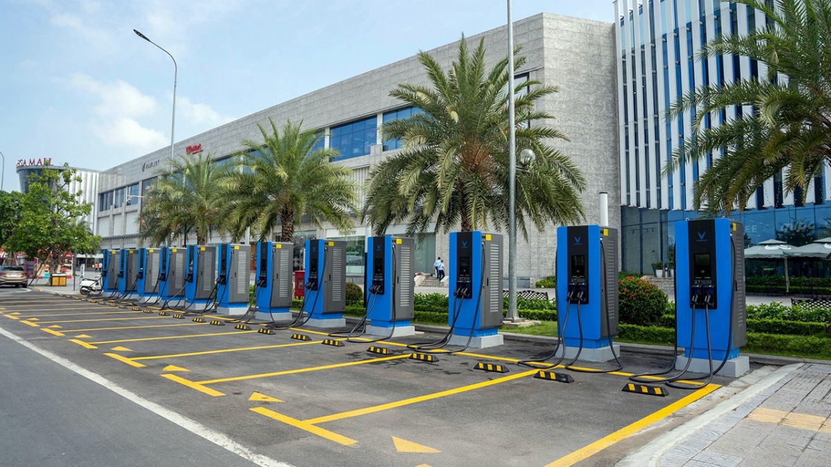 V-GREEN là công ty đang sở hữu mạng lưới trạm sạc dành cho ô tô và xe máy điện lớn nhất tại Việt Nam, với quy hoạch 150.000 cổng sạc tại tất cả 63 tỉnh thành trên cả nước