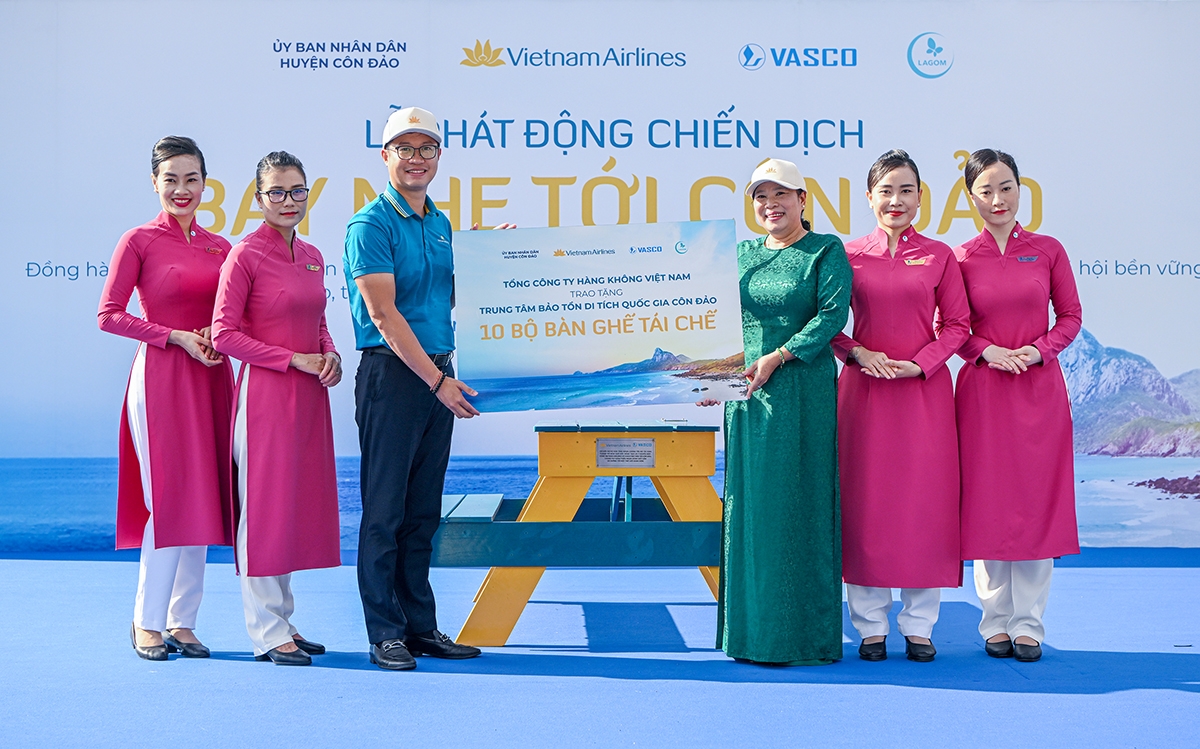 Côn Đảo 10 bộ bàn ghế từ các sản phẩm tái chế