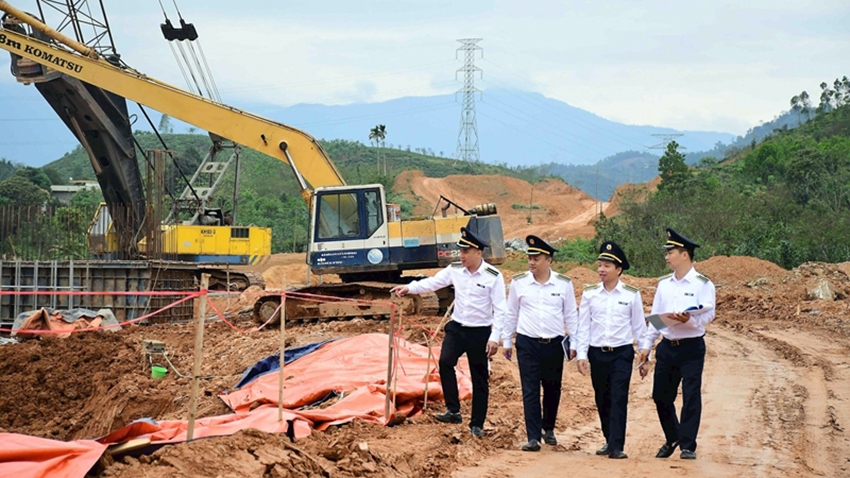 Kiểm toán viên KTNN khảo sát thực tế