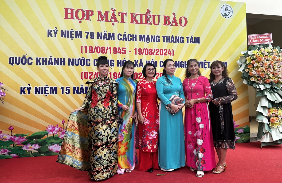 Bà Vũ Thị Huỳnh Mai, Chủ nhiệm Ủy ban về người Việt Nam ở nước ngoài TP.HCM (áo dài xanh) (ảnh: Ngọc Xuân)