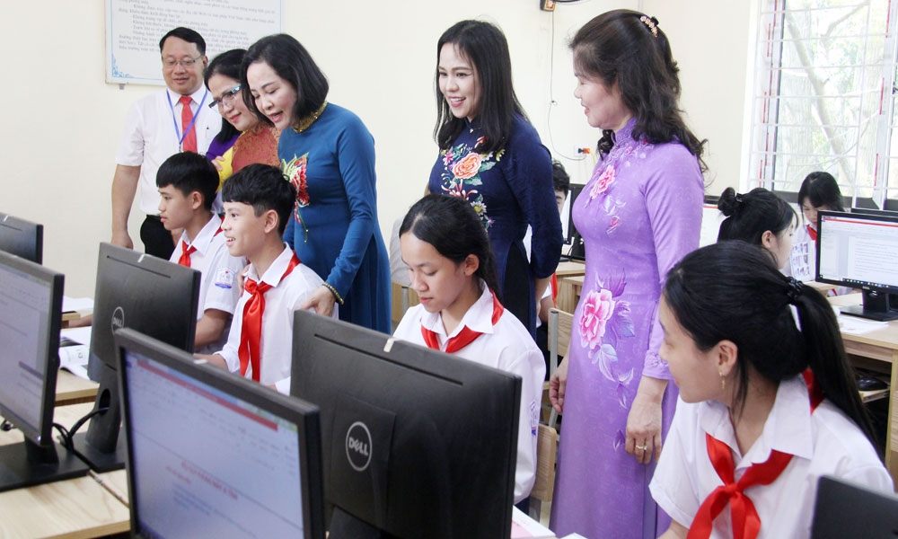 Phó Chủ tịch Quốc hội Nguyễn Thị Thanh tham quan Phòng Tin học của Trường THCS Nghĩa Phương