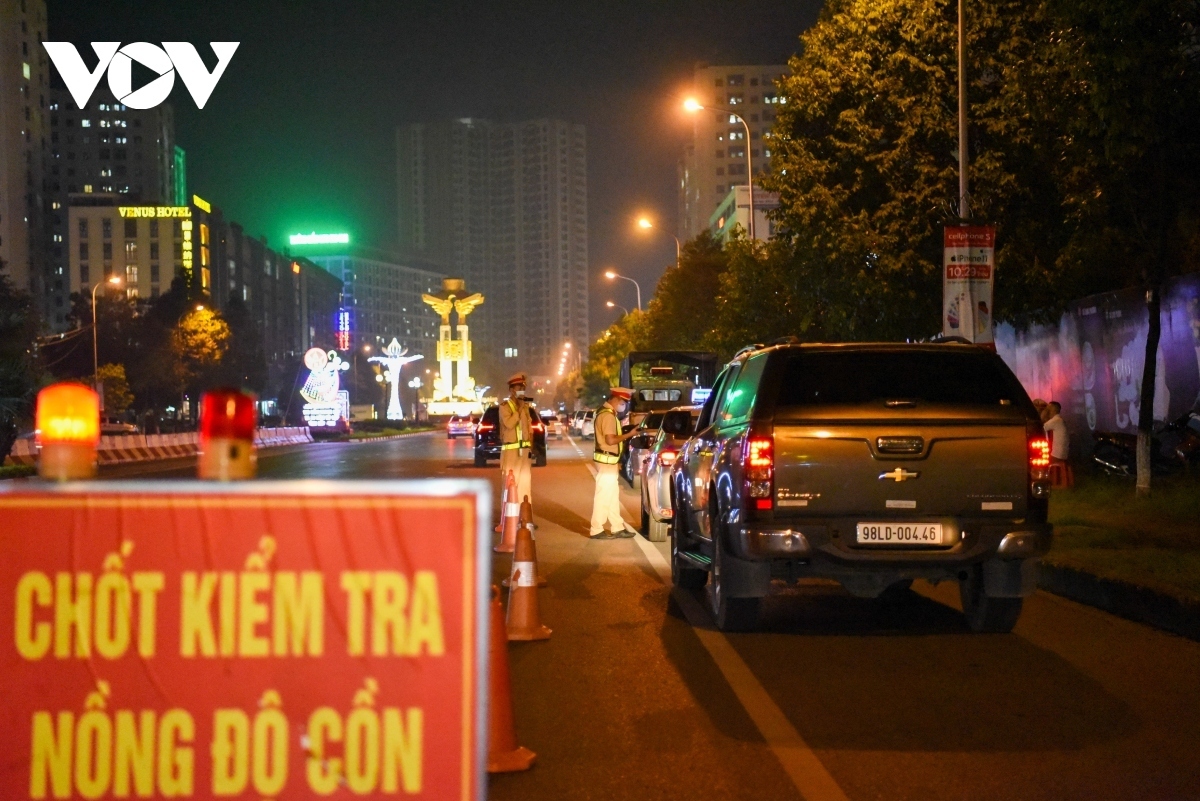 Lực lượng cảnh sát giao thông công an tỉnh Bắc Ninh lập chốt kiểm tra nồng độ cồn