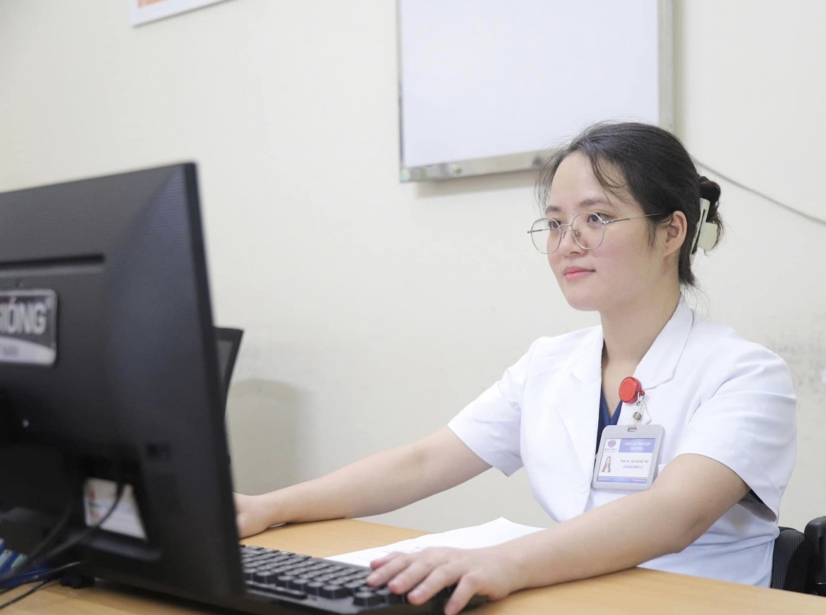 Hôm nay là ngày đầu tiên bác sỹ Hoàng Minh Lý đi làm trở lại