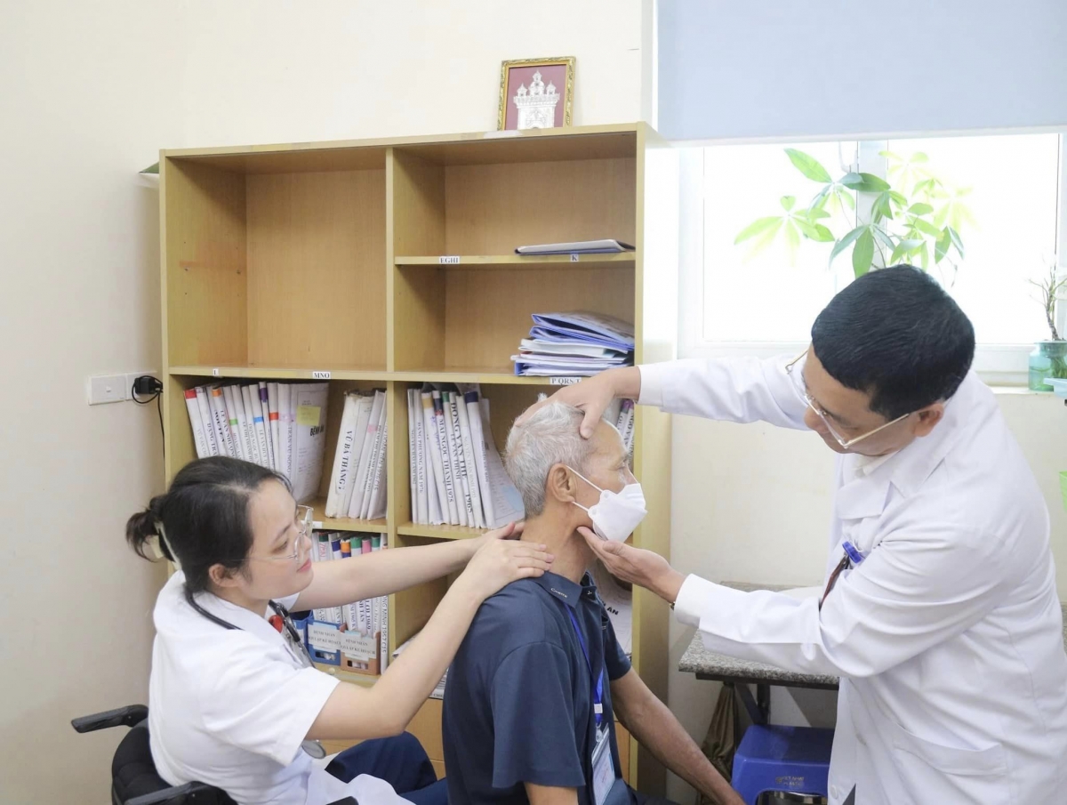 GS.TS Lê Văn Quảng trực tiếp thăm hỏi, động viên, hướng dẫn bác sỹ Hoàng Minh Lý