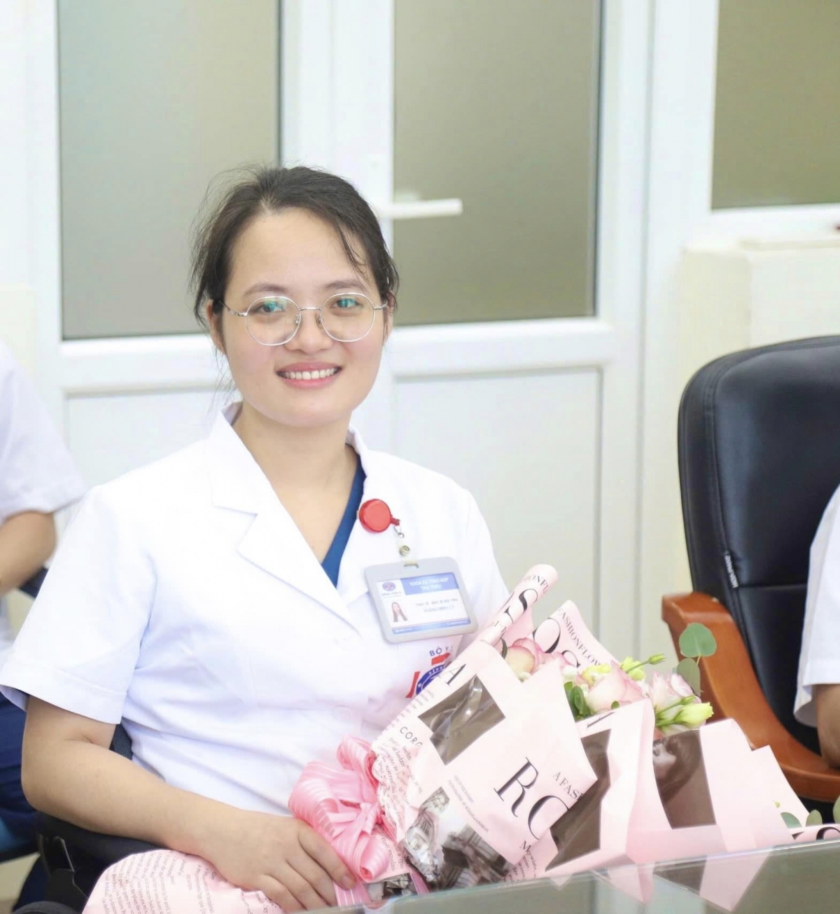 Bác sĩ Hoàng Minh Lý rạng rỡ trong ngày đầu tiên đi làm sau sự cố 
