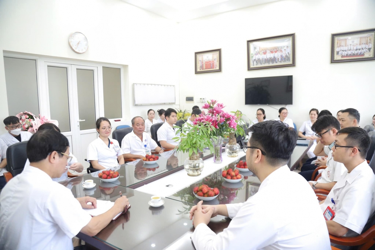 Bác sĩ Hoàng Minh Lý tham gia buổi giao ban chuyên môn tại khoa (Ảnh BVCC)