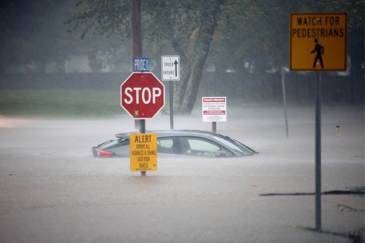Một chiếc ô tô chìm trong nước lũ khi bão Helene di chuyển đến gần Bắc Carolina hôm 27/9. (Ảnh: Reuters)