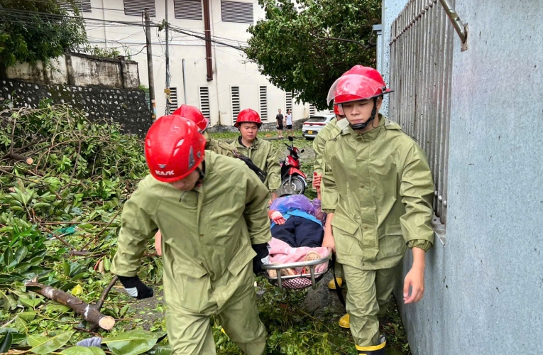 Phòng CSGT Công an tỉnh Quảng Ninh đưa cụ bà trong nhà bị sạt lở đến nơi an toàn.