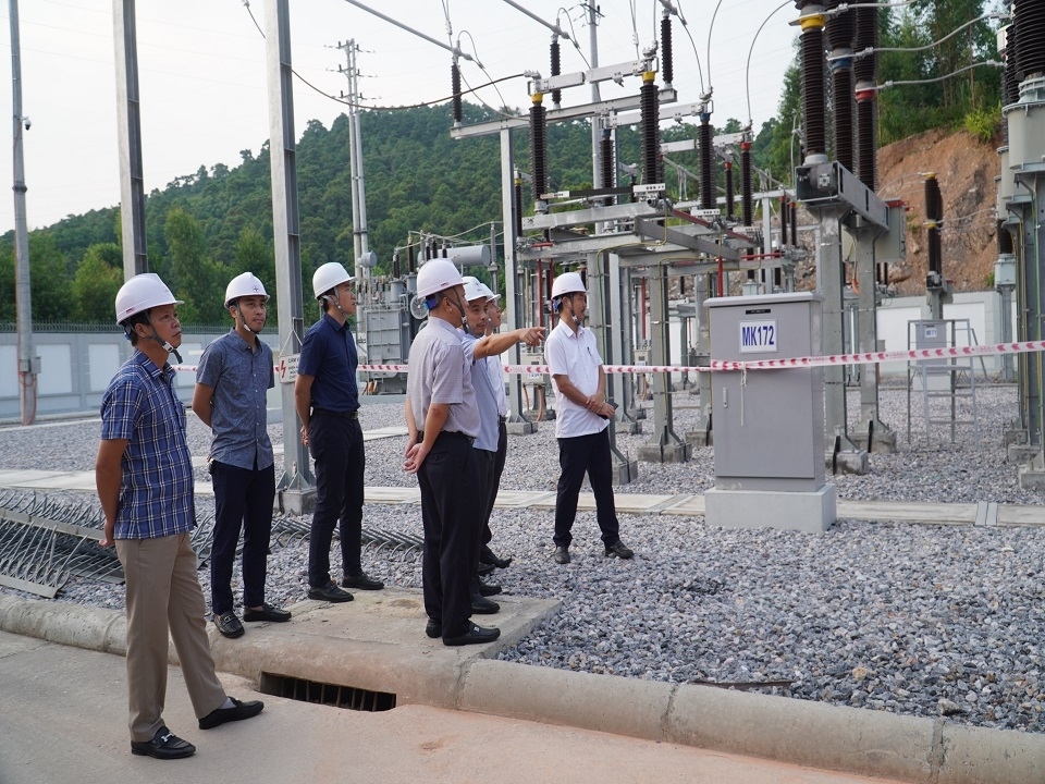 Kiểm tra TBA trước khi bão vào.