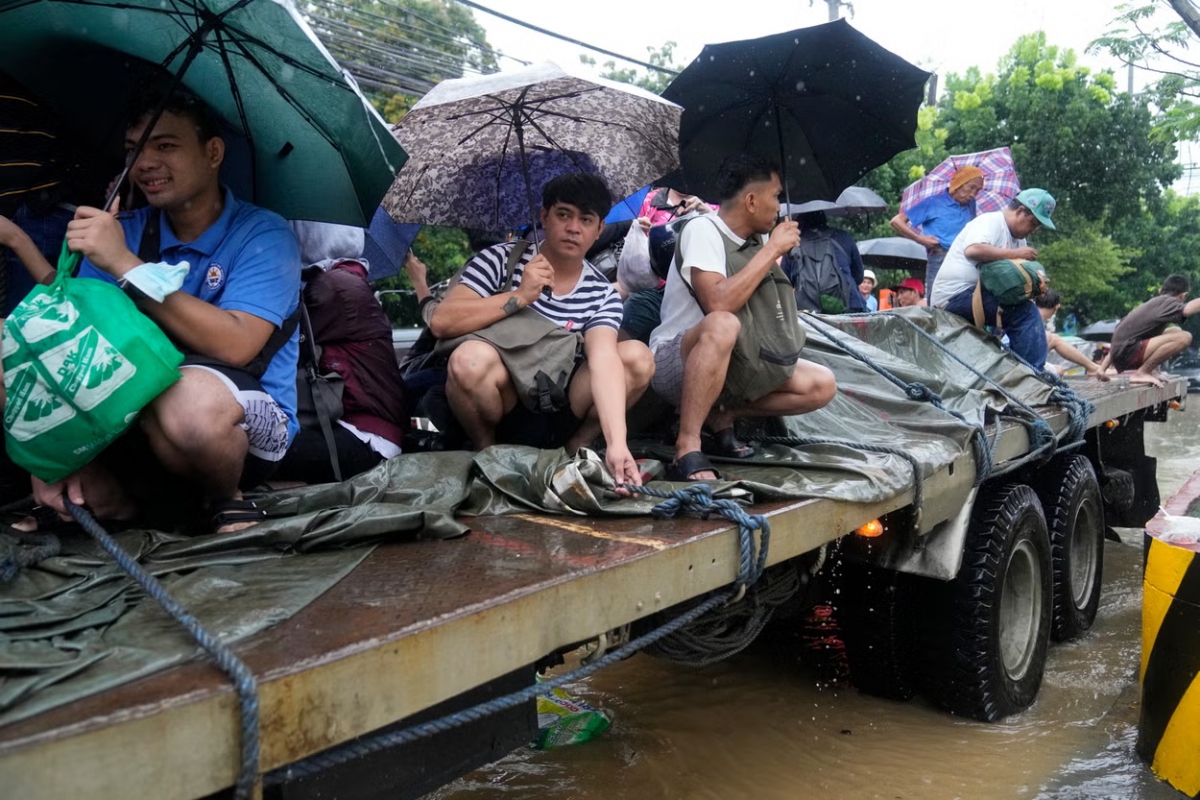 Mưa lớn do bão Yagi gây ngập lụt ở tỉnh Rizal, Philippines. Ảnh: AP