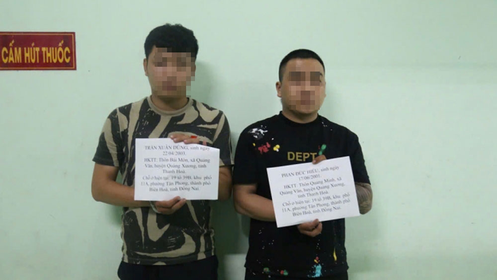 Hai đối tượng tạt sơn, cho vay nặng lãi đang bị tạm giữ (ảnh: CA)