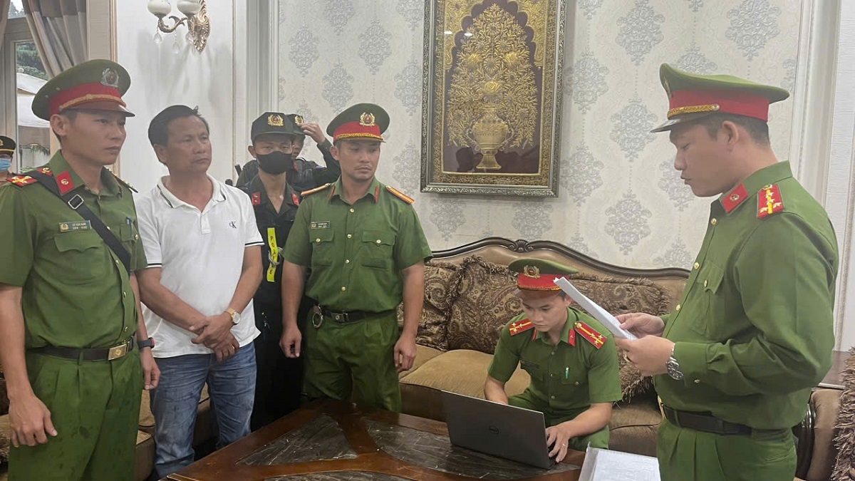 Lực lượng công an đọc quyết định khám xét chỗ ở, nơi làm việc của ông Trần Văn Thuận. Ảnh: B.H 